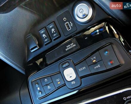 Красный Ниссан Лиф, объемом двигателя 0 л и пробегом 93 тыс. км за 15300 $, фото 12 на Automoto.ua