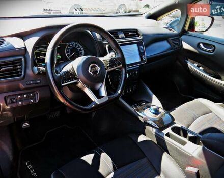 Красный Ниссан Лиф, объемом двигателя 0 л и пробегом 93 тыс. км за 15300 $, фото 7 на Automoto.ua