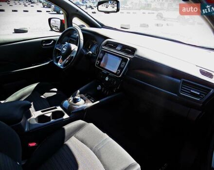 Красный Ниссан Лиф, объемом двигателя 0 л и пробегом 93 тыс. км за 15300 $, фото 18 на Automoto.ua