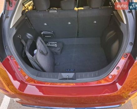 Красный Ниссан Лиф, объемом двигателя 0 л и пробегом 54 тыс. км за 15000 $, фото 10 на Automoto.ua