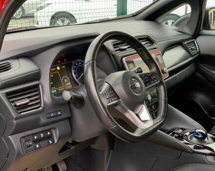 Красный Ниссан Лиф, объемом двигателя 0 л и пробегом 81 тыс. км за 14199 $, фото 10 на Automoto.ua