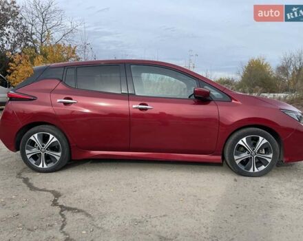 Красный Ниссан Лиф, объемом двигателя 0 л и пробегом 100 тыс. км за 12300 $, фото 2 на Automoto.ua