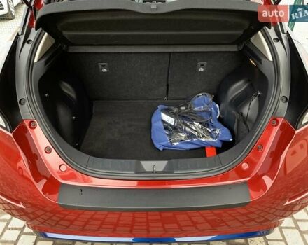 Красный Ниссан Лиф, объемом двигателя 0 л и пробегом 81 тыс. км за 14199 $, фото 30 на Automoto.ua