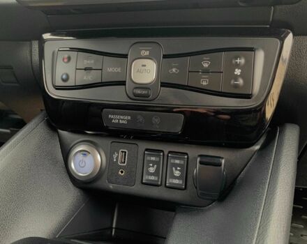 Красный Ниссан Лиф, объемом двигателя 0 л и пробегом 81 тыс. км за 14199 $, фото 18 на Automoto.ua