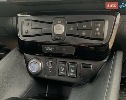 Красный Ниссан Лиф, объемом двигателя 0 л и пробегом 81 тыс. км за 14199 $, фото 40 на Automoto.ua