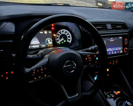 Красный Ниссан Лиф, объемом двигателя 0 л и пробегом 63 тыс. км за 14150 $, фото 21 на Automoto.ua