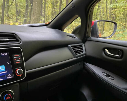 Красный Ниссан Лиф, объемом двигателя 0 л и пробегом 77 тыс. км за 14700 $, фото 21 на Automoto.ua