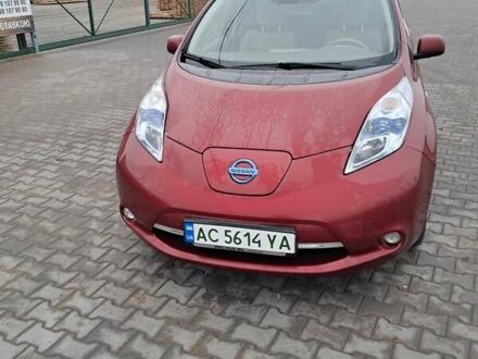 Красный Ниссан Лиф, объемом двигателя 0 л и пробегом 129 тыс. км за 4800 $, фото 1 на Automoto.ua