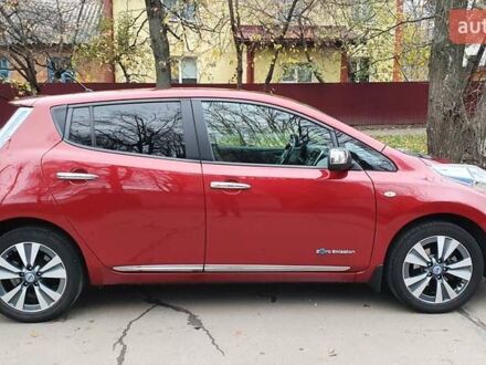 Красный Ниссан Лиф, объемом двигателя 0 л и пробегом 152 тыс. км за 7900 $, фото 1 на Automoto.ua