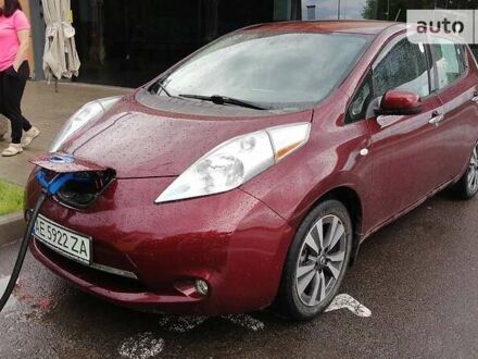 Красный Ниссан Лиф, объемом двигателя 0 л и пробегом 83 тыс. км за 10500 $, фото 1 на Automoto.ua