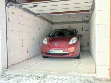 Красный Ниссан Лиф, объемом двигателя 0 л и пробегом 240 тыс. км за 8300 $, фото 1 на Automoto.ua