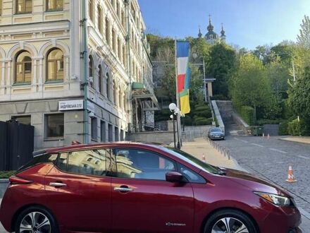 Ниссан Лиф 2018 в Киеве на Automoto.ua Красный Ниссан Лиф, объемом двигателя 0 л и пробегом 163 тыс. км за 11000 $, фото 1 на Automoto.ua