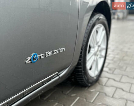 Серый Ниссан Лиф, объемом двигателя 0 л и пробегом 125 тыс. км за 6750 $, фото 39 на Automoto.ua