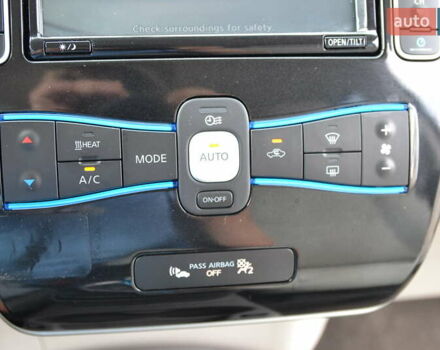 Серый Ниссан Лиф, объемом двигателя 0 л и пробегом 56 тыс. км за 8000 $, фото 24 на Automoto.ua