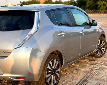 Серый Ниссан Лиф, объемом двигателя 80 л и пробегом 115 тыс. км за 8700 $, фото 5 на Automoto.ua