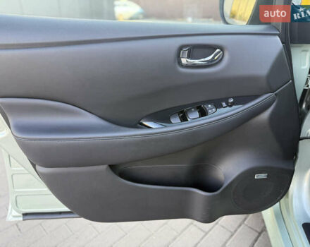 Зеленый Ниссан Лиф, объемом двигателя 0 л и пробегом 75 тыс. км за 13900 $, фото 12 на Automoto.ua