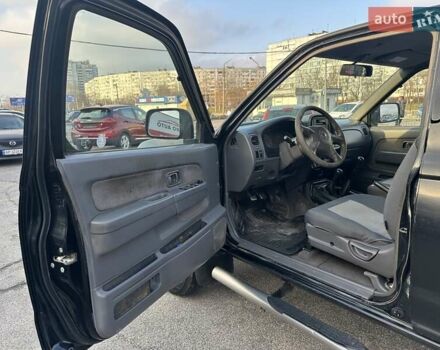 Черный Ниссан НП300, объемом двигателя 2.49 л и пробегом 299 тыс. км за 8750 $, фото 5 на Automoto.ua