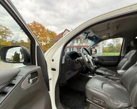 Белый Ниссан Навара, объемом двигателя 2.5 л и пробегом 218 тыс. км за 2900 $, фото 6 на Automoto.ua