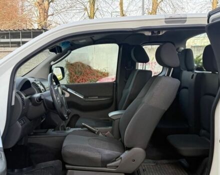 Белый Ниссан Навара, объемом двигателя 2.5 л и пробегом 268 тыс. км за 4600 $, фото 4 на Automoto.ua