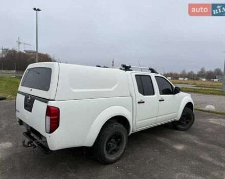 Белый Ниссан Навара, объемом двигателя 2.49 л и пробегом 325 тыс. км за 12999 $, фото 4 на Automoto.ua