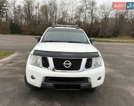 Белый Ниссан Навара, объемом двигателя 2.49 л и пробегом 325 тыс. км за 12999 $, фото 1 на Automoto.ua