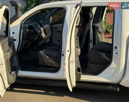Білий Ніссан Навара, об'ємом двигуна 2.49 л та пробігом 201 тис. км за 14300 $, фото 18 на Automoto.ua