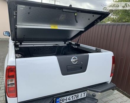 Белый Ниссан Навара, объемом двигателя 2.5 л и пробегом 260 тыс. км за 17500 $, фото 4 на Automoto.ua