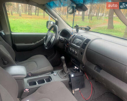 Черный Ниссан Навара, объемом двигателя 2.5 л и пробегом 260 тыс. км за 9500 $, фото 5 на Automoto.ua