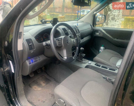 Черный Ниссан Навара, объемом двигателя 2.5 л и пробегом 260 тыс. км за 9500 $, фото 4 на Automoto.ua