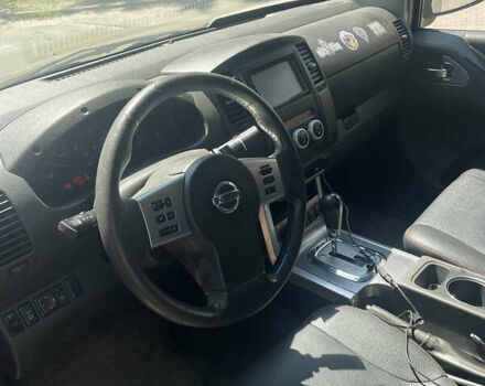 Черный Ниссан Навара, объемом двигателя 2.49 л и пробегом 429 тыс. км за 10700 $, фото 2 на Automoto.ua