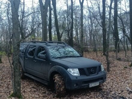 Черный Ниссан Навара, объемом двигателя 2.5 л и пробегом 200 тыс. км за 6000 $, фото 1 на Automoto.ua