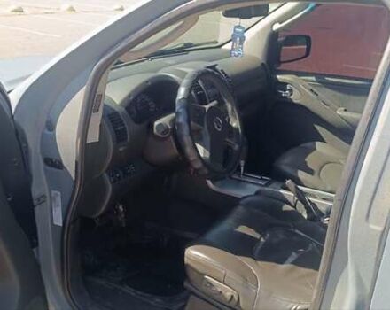 Серый Ниссан Навара, объемом двигателя 2.49 л и пробегом 280 тыс. км за 12000 $, фото 2 на Automoto.ua