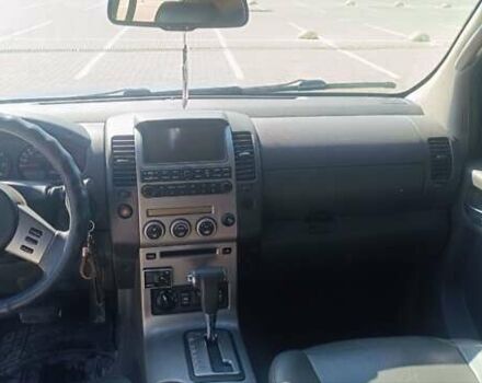 Серый Ниссан Навара, объемом двигателя 2.49 л и пробегом 280 тыс. км за 12000 $, фото 1 на Automoto.ua