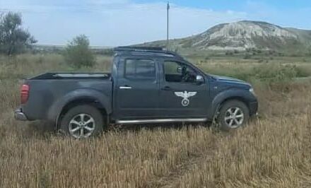 Серый Ниссан Навара, объемом двигателя 2.5 л и пробегом 240 тыс. км за 6000 $, фото 14 на Automoto.ua