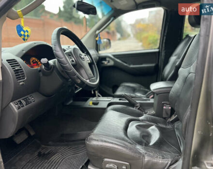 Серый Ниссан Навара, объемом двигателя 2.49 л и пробегом 340 тыс. км за 8500 $, фото 6 на Automoto.ua