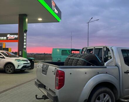 Серый Ниссан Навара, объемом двигателя 2.5 л и пробегом 316 тыс. км за 5216 $, фото 2 на Automoto.ua