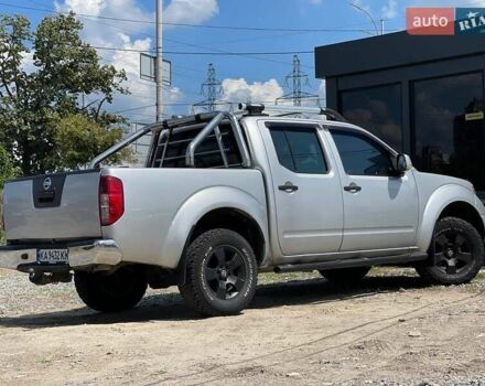 Серый Ниссан Навара, объемом двигателя 2.49 л и пробегом 380 тыс. км за 9899 $, фото 2 на Automoto.ua