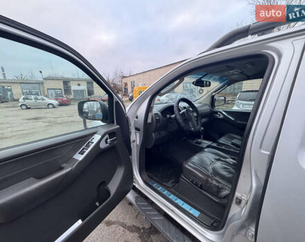 Сірий Ніссан Навара, об'ємом двигуна 2.49 л та пробігом 370 тис. км за 10000 $, фото 16 на Automoto.ua