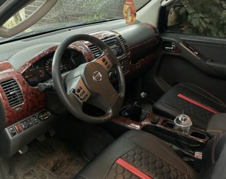 Серый Ниссан Навара, объемом двигателя 2.5 л и пробегом 300 тыс. км за 6000 $, фото 2 на Automoto.ua