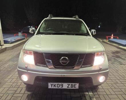 Серый Ниссан Навара, объемом двигателя 2.5 л и пробегом 258 тыс. км за 5400 $, фото 2 на Automoto.ua