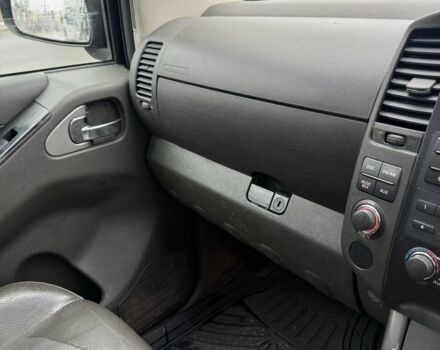 Серый Ниссан Навара, объемом двигателя 2.5 л и пробегом 150 тыс. км за 6950 $, фото 12 на Automoto.ua