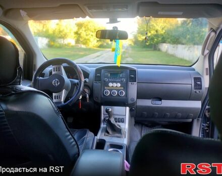 Серый Ниссан Навара, объемом двигателя 2.5 л и пробегом 204 тыс. км за 13500 $, фото 4 на Automoto.ua