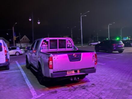 Серый Ниссан Навара, объемом двигателя 2.5 л и пробегом 316 тыс. км за 5216 $, фото 1 на Automoto.ua