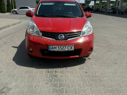 Ніссан Ноут 2010 у Житомирі на Automoto.ua Червоний Ніссан Ноут, об'ємом двигуна 1.6 л та пробігом 142 тис. км за 7200 $, фото 1 на Automoto.ua