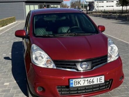 Ниссан Ноут 2012 в Сарнах на Automoto.ua Красный Ниссан Ноут, объемом двигателя 1.4 л и пробегом 175 тыс. км за 5500 $, фото 1 на Automoto.ua