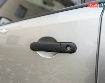 Серый Ниссан Ноут, объемом двигателя 1.4 л и пробегом 142 тыс. км за 5200 $, фото 78 на Automoto.ua