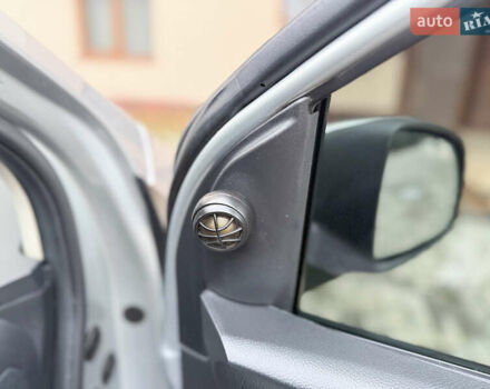 Серый Ниссан Ноут, объемом двигателя 1.4 л и пробегом 142 тыс. км за 4800 $, фото 61 на Automoto.ua