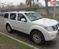 Білий Ніссан Патфайндер, об'ємом двигуна 3 л та пробігом 153 тис. км за 21000 $, фото 1 на Automoto.ua