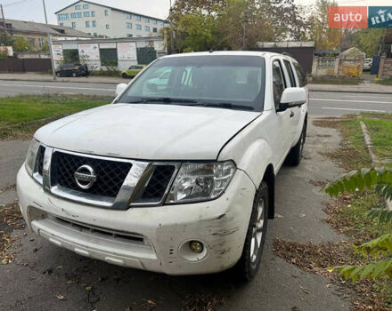 Ниссан Патфайндер 2014 в Киеве на Automoto.ua Белый Ниссан Патфайндер, объемом двигателя 2.5 л и пробегом 150 тыс. км за 6000 $, фото 2 на Automoto.ua