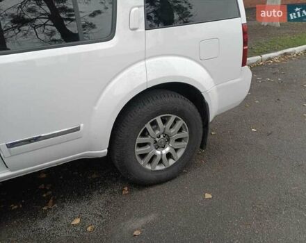 Білий Ніссан Патфайндер, об'ємом двигуна 3 л та пробігом 153 тис. км за 21000 $, фото 5 на Automoto.ua